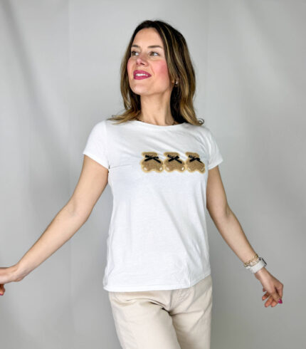 T-shirt in cotone morbido e confortevole, perfetta per un look casual e giocoso. Sul davanti spiccano tre teneri orsetti teddy ricamati, che aggiungono un tocco dolce e originale al capo. Versatile e facile da abbinare, è ideale per outfit quotidiani dal mood giovane e spensierato.