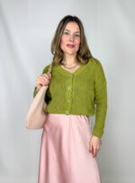 Golfino in cotone leggero dal taglio crop, perfetto per completare look freschi e femminili. Il design con scollo a V valorizza il décolleté, mentre i bottoni sul davanti aggiungono un dettaglio classico e versatile. Ideale da indossare sopra top e abiti o abbinato a pantaloni e gonne a vita alta, per uno stile semplice ma curato.