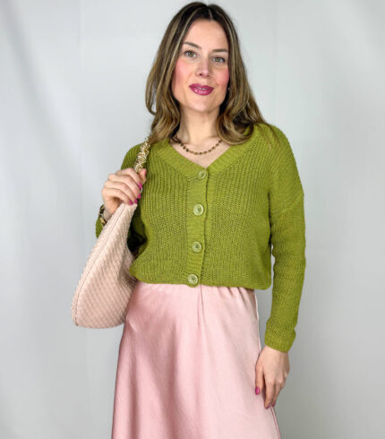Golfino in cotone leggero dal taglio crop, perfetto per completare look freschi e femminili. Il design con scollo a V valorizza il décolleté, mentre i bottoni sul davanti aggiungono un dettaglio classico e versatile. Ideale da indossare sopra top e abiti o abbinato a pantaloni e gonne a vita alta, per uno stile semplice ma curato.