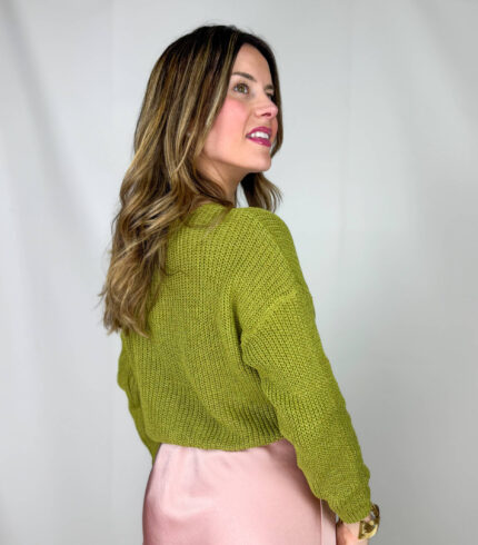 Golfino in cotone leggero dal taglio crop, perfetto per completare look freschi e femminili. Il design con scollo a V valorizza il décolleté, mentre i bottoni sul davanti aggiungono un dettaglio classico e versatile. Ideale da indossare sopra top e abiti o abbinato a pantaloni e gonne a vita alta, per uno stile semplice ma curato.