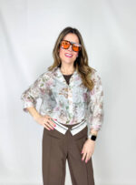 Camicia velata dalla delicata fantasia a fiorellini, leggera e femminile, perfetta per la stagione primaverile. Il tessuto impalpabile accarezza la silhouette, mentre le maniche 3/4 morbide donano movimento e comfort. Versatile e di tendenza, può essere indossata annodata in vita per un look fresco e dinamico, oppure lasciata morbida per un effetto più romantico e rilassato.