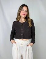 Golfino in cotone leggero dal taglio crop, perfetto per completare look freschi e femminili. Il design con scollo a V valorizza il décolleté, mentre i bottoni sul davanti aggiungono un dettaglio classico e versatile. Ideale da indossare sopra top e abiti o abbinato a pantaloni e gonne a vita alta, per uno stile semplice ma curato.