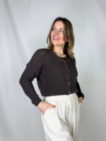 Golfino in cotone leggero dal taglio crop, perfetto per completare look freschi e femminili. Il design con scollo a V valorizza il décolleté, mentre i bottoni sul davanti aggiungono un dettaglio classico e versatile. Ideale da indossare sopra top e abiti o abbinato a pantaloni e gonne a vita alta, per uno stile semplice ma curato.