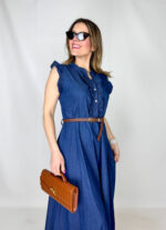 Abito in 100% denim di cotone, dal carattere fresco e contemporaneo, perfetto per uno stile casual-chic. Il top smanicato presenta un elegante collo alla coreana e un delicato rouge sul petto che aggiunge volume e femminilità al design. La gonna morbida scende fluida, donando movimento e comfort alla silhouette. In vita, la cintura regolabile marrone sottolinea il punto vita e completa il look