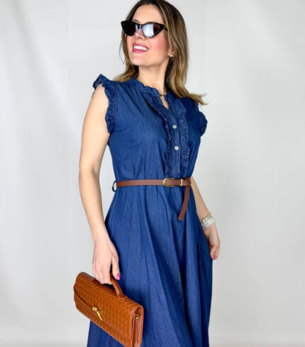 Abito in 100% denim di cotone, dal carattere fresco e contemporaneo, perfetto per uno stile casual-chic. Il top smanicato presenta un elegante collo alla coreana e un delicato rouge sul petto che aggiunge volume e femminilità al design. La gonna morbida scende fluida, donando movimento e comfort alla silhouette. In vita, la cintura regolabile marrone sottolinea il punto vita e completa il look