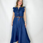 Abito in 100% denim di cotone, dal carattere fresco e contemporaneo, perfetto per uno stile casual-chic. Il top smanicato presenta un elegante collo alla coreana e un delicato rouge sul petto che aggiunge volume e femminilità al design. La gonna morbida scende fluida, donando movimento e comfort alla silhouette. In vita, la cintura regolabile marrone sottolinea il punto vita e completa il look
