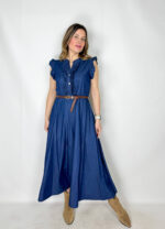 Abito in 100% denim di cotone, dal carattere fresco e contemporaneo, perfetto per uno stile casual-chic. Il top smanicato presenta un elegante collo alla coreana e un delicato rouge sul petto che aggiunge volume e femminilità al design. La gonna morbida scende fluida, donando movimento e comfort alla silhouette. In vita, la cintura regolabile marrone sottolinea il punto vita e completa il look