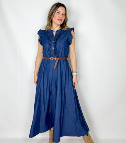 Abito in 100% denim di cotone, dal carattere fresco e contemporaneo, perfetto per uno stile casual-chic. Il top smanicato presenta un elegante collo alla coreana e un delicato rouge sul petto che aggiunge volume e femminilità al design. La gonna morbida scende fluida, donando movimento e comfort alla silhouette. In vita, la cintura regolabile marrone sottolinea il punto vita e completa il look