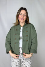Giacca modello Napoleone dal fascino strutturato e ricercato, caratterizzata da bottoni frontali color bronzo che ne esaltano lo stile deciso e distintivo. Realizzata in cotone garzato effetto felpa, unisce comfort e praticità a un design elegante. Morbida al tatto e piacevole da indossare, è perfetta per aggiungere personalità a qualsiasi outfit, dal casual al più sofisticato.