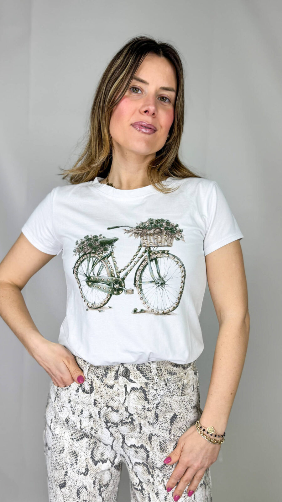 Maglietta bianca in cotone morbido e traspirante, ideale per un uso quotidiano. Il design presenta una stampa sul davanti, pensata per aggiungere un tocco di stile senza rinunciare alla semplicità. Vestibilità comoda e versatile, perfetta da abbinare a qualsiasi outfit, dal casual allo sportivo