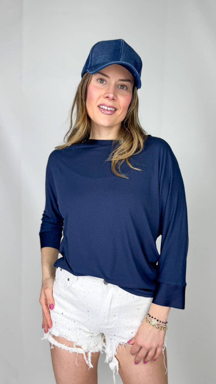 Maglia basic girocollo dal design essenziale e raffinato, impreziosita da delicati profili in raso che aggiungono un tocco elegante. La vestibilità morbida avvolge la silhouette con naturalezza, garantendo comfort e libertà di movimento. Realizzata in viscosa morbidissima, è piacevole sulla pelle e perfetta da indossare ogni giorno, sia in look casual che più curati.