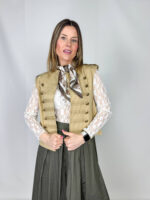 Gilet dal design ispirato all’estetica napoleonica, reinterpretato in chiave contemporanea. Realizzato in 100% cotone, questo capo unisce struttura e leggerezza, offrendo comfort e traspirabilità ideali per ogni stagione. La linea aperta sul davanti dona un carattere moderno e versatile, perfetto per essere indossato sopra camicie, t-shirt o outfit più strutturati.