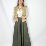 Pantaloni a palazzo dal taglio ampio e fluido, caratterizzati da un fondo particolarmente largo che slancia la figura con eleganza. Le pence in vita strutturano il capo valorizzando la silhouette, mentre l’elastico sul retro garantisce comfort e vestibilità impeccabile. Realizzati in morbido cotone, risultano leggeri e piacevoli da indossare, perfetti per accompagnare con stile sia look quotidiani che più ricercati.