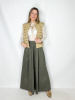 Pantaloni a palazzo dal taglio ampio e fluido, caratterizzati da un fondo particolarmente largo che slancia la figura con eleganza. Le pence in vita strutturano il capo valorizzando la silhouette, mentre l’elastico sul retro garantisce comfort e vestibilità impeccabile. Realizzati in morbido cotone, risultano leggeri e piacevoli da indossare, perfetti per accompagnare con stile sia look quotidiani che più ricercati.