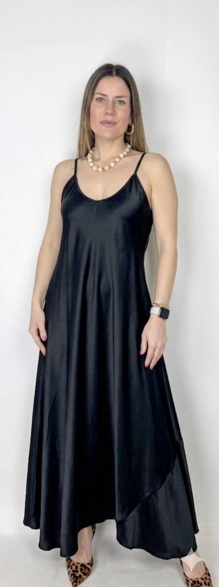 Abito dalla texture lucida, pensato per valorizzare la figura con eleganza essenziale e leggerezza. Le bretelle sottili e lo scollo a V sia sul davanti che sul retro donano un tocco femminile e raffinato, esaltando la linea del décolleté e della schiena. La vestibilità ampia e fluida accompagna il movimento del corpo con naturalezza, creando una caduta morbida e armoniosa