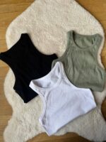 Top CROP A Coste in tinta unita con scollo tondo e ampie spalline.
