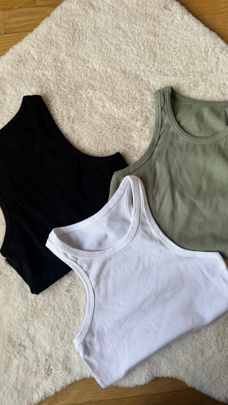 Top CROP A Coste in tinta unita con scollo tondo e ampie spalline.