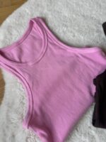 Top CROP A Coste in tinta unita con scollo tondo e ampie spalline.