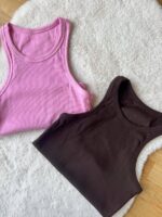 Top CROP A Coste in tinta unita con scollo tondo e ampie spalline.