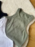 Top CROP A Coste in tinta unita con scollo tondo e ampie spalline.