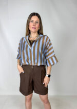 Shorts marrone in lino dal design fresco ed elegante, perfetti per la stagione estiva. Il modello presenta pence in vita che valorizzano la silhouette e una pratica chiusura con zip e bottone per una vestibilità comoda e curata. L’elastico sul retro assicura comfort e adattabilità, mentre le tasche laterali aggiungono funzionalità al capo. Il risvoltino sul fondo completa il look con un tocco raffinato e versatile, ideale da abbinare a top, camicie o blazer leggeri.