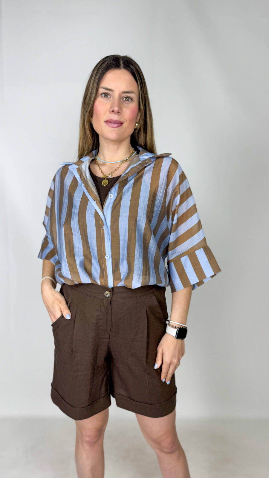 Shorts marrone in lino dal design fresco ed elegante, perfetti per la stagione estiva. Il modello presenta pence in vita che valorizzano la silhouette e una pratica chiusura con zip e bottone per una vestibilità comoda e curata. L’elastico sul retro assicura comfort e adattabilità, mentre le tasche laterali aggiungono funzionalità al capo. Il risvoltino sul fondo completa il look con un tocco raffinato e versatile, ideale da abbinare a top, camicie o blazer leggeri.