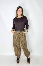 Jeans modello cargo in fantasia leopardata, perfetti per un look audace e super trendy. Caratterizzati da pratici tasconi laterali in stile utility, uniscono comfort e carattere in un capo dal forte impatto fashion. L’elastico sul fondo dona una vestibilità moderna e dinamica, ideale da abbinare a sneakers, crop top o felpe per outfit casual dallo stile urban e contemporaneo.