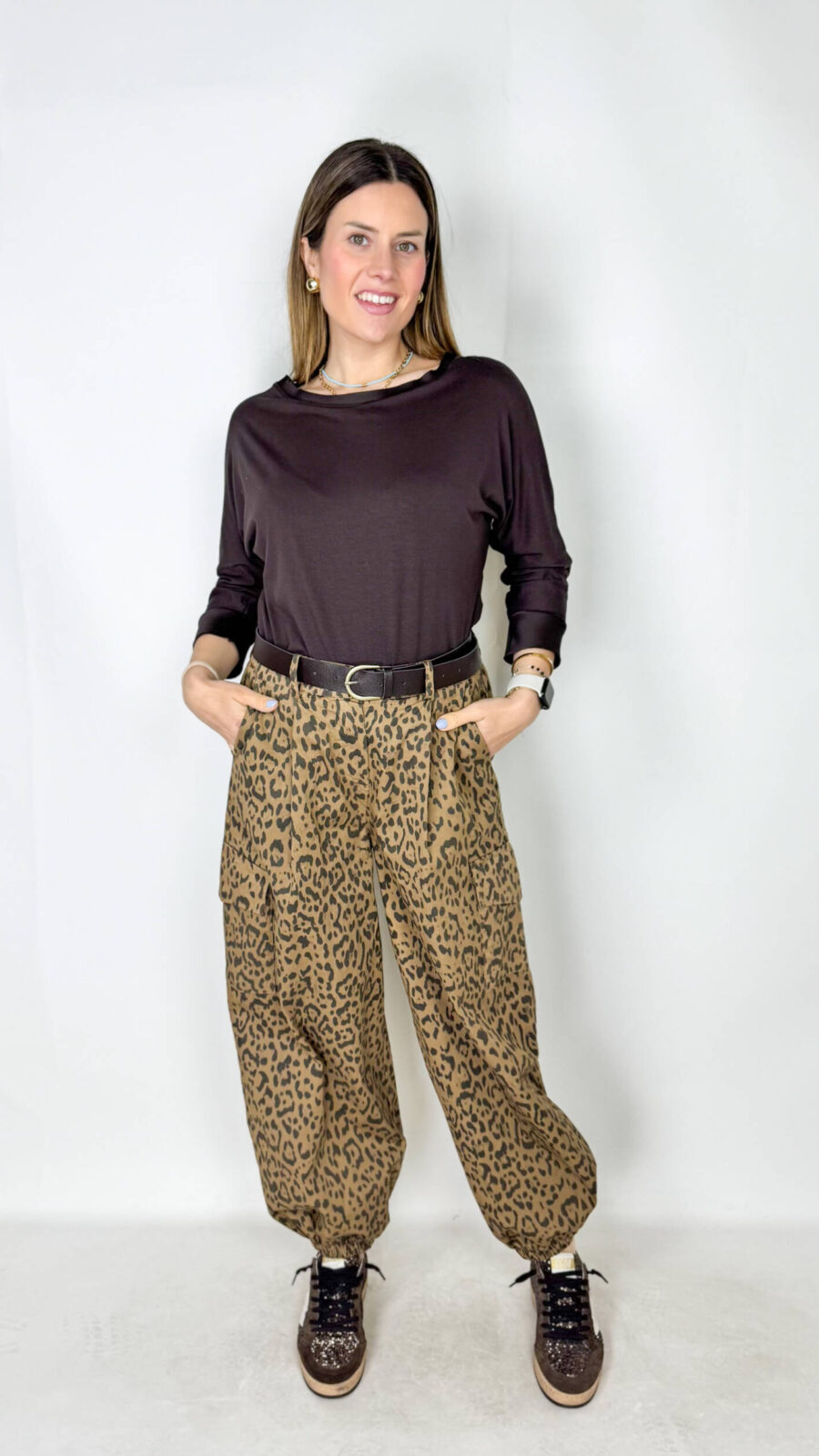 Jeans modello cargo in fantasia leopardata, perfetti per un look audace e super trendy. Caratterizzati da pratici tasconi laterali in stile utility, uniscono comfort e carattere in un capo dal forte impatto fashion. L’elastico sul fondo dona una vestibilità moderna e dinamica, ideale da abbinare a sneakers, crop top o felpe per outfit casual dallo stile urban e contemporaneo.