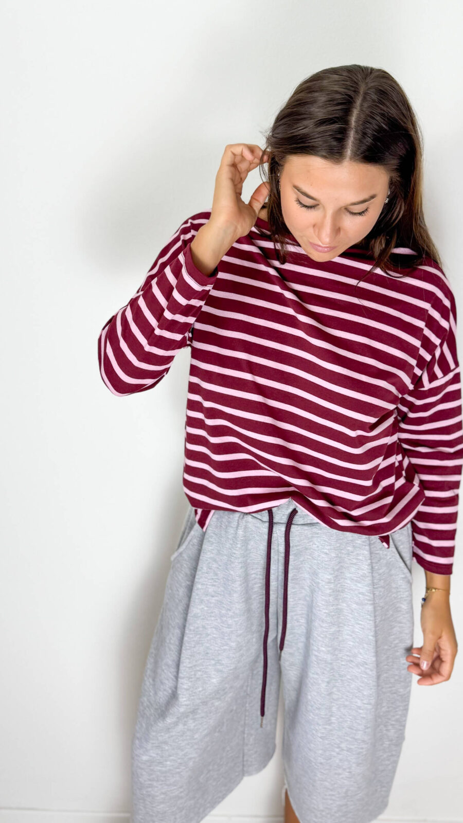 Maglia in cotone morbido dal gusto casual e senza tempo, caratterizzata da una classica fantasia a righe bordeaux e panna. Il modello presenta collo girocollo e maniche a 3/4, per una vestibilità pratica e versatile. Il design essenziale la rende un capo facile da indossare e da abbinare, perfetto per dare un tocco di carattere anche agli outfit più semplici. Ideale con denim, pantaloni sartoriali o bermuda per un look rilassato ma curato.