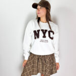 Felpa in cotone girocollo oversize da donna con scritta NYC sul davanti.