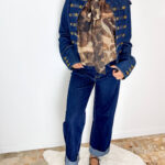 Un denim dalla linea pulita e versatile, pensato per valorizzare il look con un dettaglio semplice ma distintivo. Questi jeans a gamba dritta presentano una lunghezza leggermente cropped e un ampio risvolto sul fondo, elemento che dona al modello un'allure contemporanea e ricercata. La struttura in denim e il taglio regolare rendono questo jeans facile da abbinare e adatto a diverse interpretazioni. Il fondo risvoltato mette in evidenza la caviglia e permette di giocare con calzature diverse: dalle sneakers agli stivaletti, fino a décolleté e sandali per un look più femminile. Un modello ideale per il quotidiano, perfetto da indossare con T-shirt, camicie, maglie o blazer e da utilizzare come base per outfit casual, urban o più eleganti.