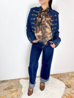 Un denim dalla linea pulita e versatile, pensato per valorizzare il look con un dettaglio semplice ma distintivo. Questi jeans a gamba dritta presentano una lunghezza leggermente cropped e un ampio risvolto sul fondo, elemento che dona al modello un'allure contemporanea e ricercata. La struttura in denim e il taglio regolare rendono questo jeans facile da abbinare e adatto a diverse interpretazioni. Il fondo risvoltato mette in evidenza la caviglia e permette di giocare con calzature diverse: dalle sneakers agli stivaletti, fino a décolleté e sandali per un look più femminile. Un modello ideale per il quotidiano, perfetto da indossare con T-shirt, camicie, maglie o blazer e da utilizzare come base per outfit casual, urban o più eleganti.