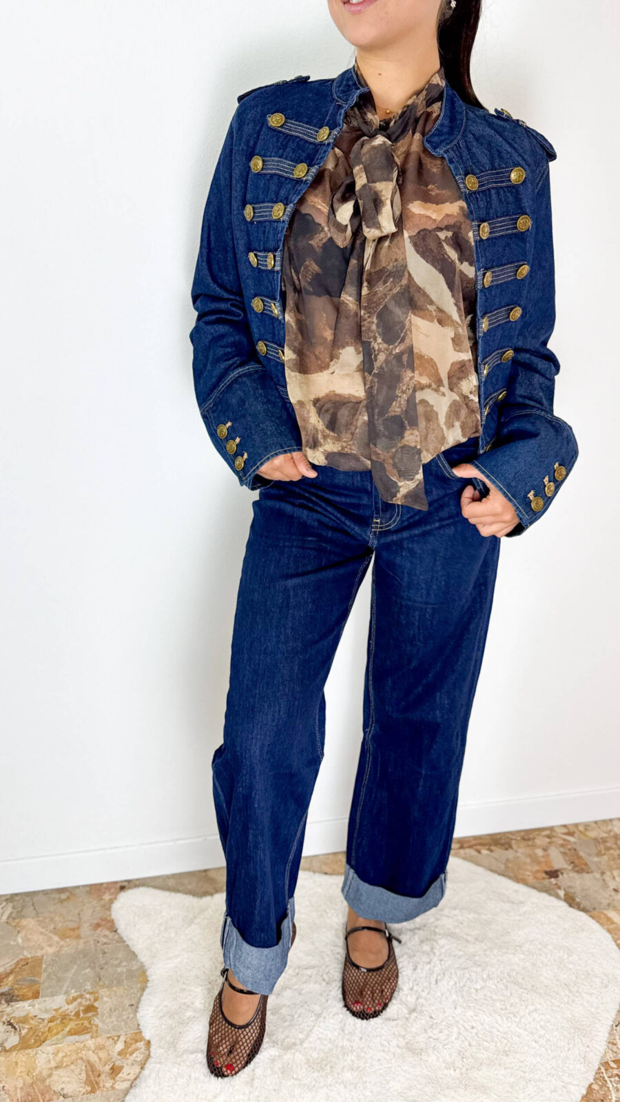 Un denim dalla linea pulita e versatile, pensato per valorizzare il look con un dettaglio semplice ma distintivo. Questi jeans a gamba dritta presentano una lunghezza leggermente cropped e un ampio risvolto sul fondo, elemento che dona al modello un'allure contemporanea e ricercata. La struttura in denim e il taglio regolare rendono questo jeans facile da abbinare e adatto a diverse interpretazioni. Il fondo risvoltato mette in evidenza la caviglia e permette di giocare con calzature diverse: dalle sneakers agli stivaletti, fino a décolleté e sandali per un look più femminile. Un modello ideale per il quotidiano, perfetto da indossare con T-shirt, camicie, maglie o blazer e da utilizzare come base per outfit casual, urban o più eleganti.