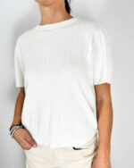Un capo essenziale e raffinato, perfetto per completare il guardaroba della stagione. Questa maglia girocollo in calda viscosa si distingue per la morbida lavorazione a trecce, che dona movimento e carattere alla silhouette mantenendo un look pulito e versatile.