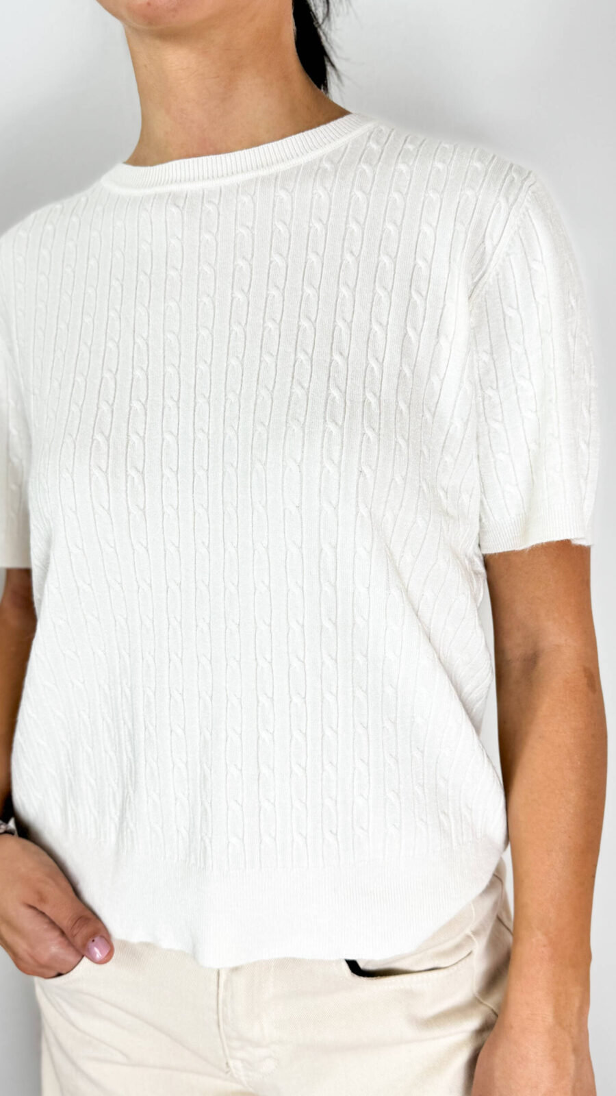 Un capo essenziale e raffinato, perfetto per completare il guardaroba della stagione. Questa maglia girocollo in calda viscosa si distingue per la morbida lavorazione a trecce, che dona movimento e carattere alla silhouette mantenendo un look pulito e versatile.