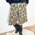 Stile deciso e comfort quotidiano si incontrano in questi bermuda camouflage in denim strutturato, un capo versatile e contemporaneo perfetto per completare outfit casual e urban. Realizzati in denim dalla struttura compatta, presentano una caratteristica fantasia camouflage che dona al modello un look grintoso e originale. L’elastico in vita assicura una vestibilità confortevole e pratica, mentre la cintura inclusa permette di personalizzare la regolazione e valorizzare il fit. Ideali da abbinare a T-shirt, felpe e sneakers, questi bermuda in denim camouflage sono perfetti per il tempo libero e per creare outfit streetwear dal carattere deciso