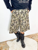 Stile deciso e comfort quotidiano si incontrano in questi bermuda camouflage in denim strutturato, un capo versatile e contemporaneo perfetto per completare outfit casual e urban. Realizzati in denim dalla struttura compatta, presentano una caratteristica fantasia camouflage che dona al modello un look grintoso e originale. L’elastico in vita assicura una vestibilità confortevole e pratica, mentre la cintura inclusa permette di personalizzare la regolazione e valorizzare il fit. Ideali da abbinare a T-shirt, felpe e sneakers, questi bermuda in denim camouflage sono perfetti per il tempo libero e per creare outfit streetwear dal carattere deciso