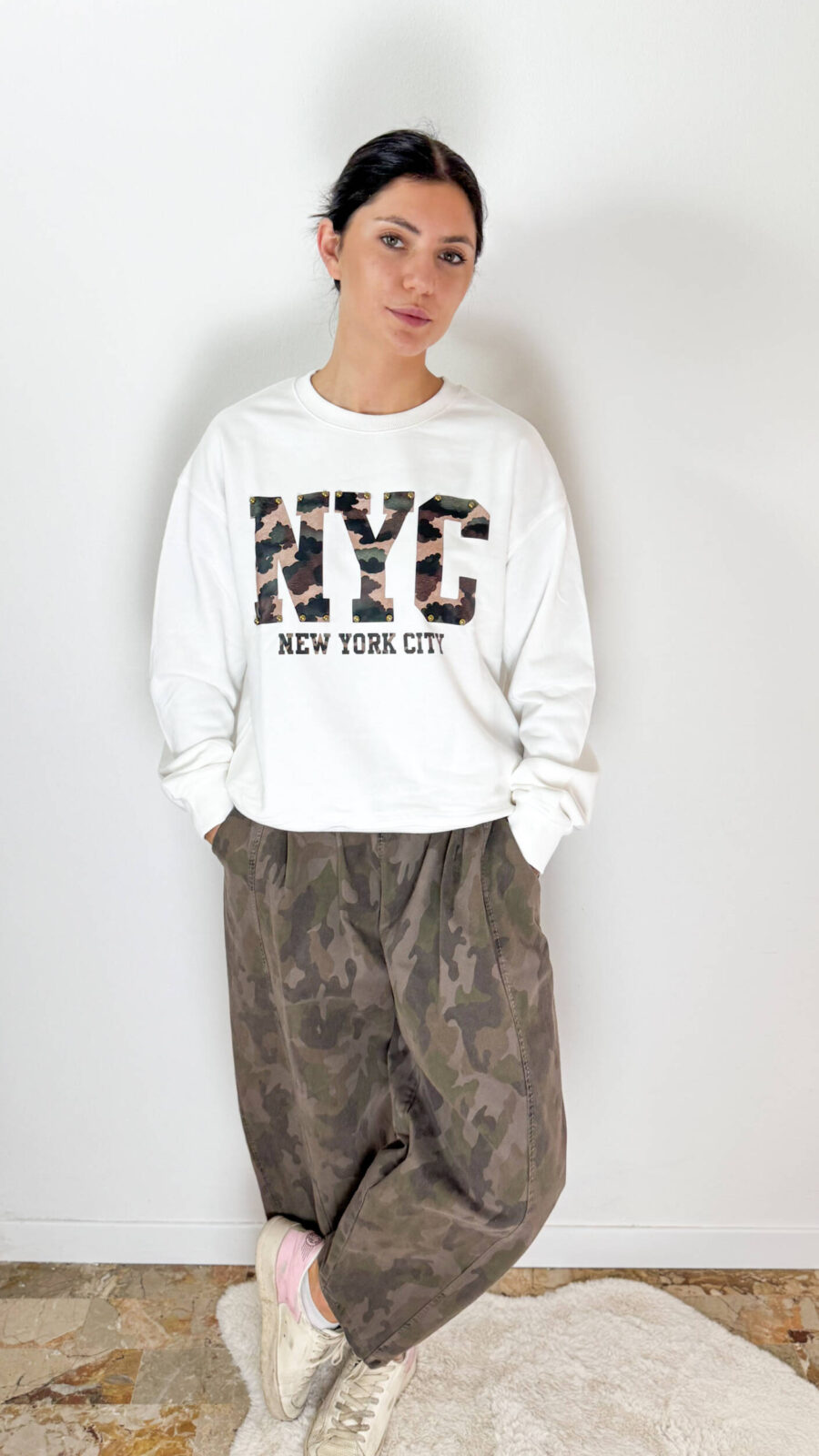 Un capo dal carattere deciso e contemporaneo, pensato per chi ama giocare con gli stili. Questi pantaloni baggy in denim di cotone con fantasia camouflage reinterpretano il classico pantalone casual attraverso una silhouette ampia e ricercata. Il modello baggy/ovetto dona volume e movimento alla figura, creando una vestibilità moderna e confortevole. La fantasia camouflage aggiunge un tocco urban e grintoso, perfetto per completare outfit sportivi e streetwear. La loro forza è la grande versatilità: indossali con sneakers e T-shirt per un look casual e rilassato, oppure abbinali a una camicia, un top e un paio di tacchi per creare un outfit più sofisticato e originale. Un unico pantalone, tante possibilità di styling.