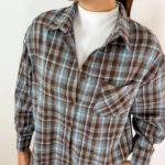 Aggiungi un tocco originale e luminoso ai tuoi outfit con questa camicia a quadretti check con strass applicati, perfetta per chi ama uno stile casual dal carattere deciso. La fantasia check a piccoli quadratini dona al capo un look intramontabile e versatile, mentre gli strass applicati aggiungono un dettaglio brillante e ricercato. Il taschino sul petto completa il design con un elemento funzionale e dal gusto casual. Perfetta da indossare sia aperta sopra una T-shirt sia abbottonata, questa camicia check con strass si abbina facilmente a jeans, pantaloni cargo e bermuda