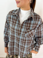 Aggiungi un tocco originale e luminoso ai tuoi outfit con questa camicia a quadretti check con strass applicati, perfetta per chi ama uno stile casual dal carattere deciso. La fantasia check a piccoli quadratini dona al capo un look intramontabile e versatile, mentre gli strass applicati aggiungono un dettaglio brillante e ricercato. Il taschino sul petto completa il design con un elemento funzionale e dal gusto casual. Perfetta da indossare sia aperta sopra una T-shirt sia abbottonata, questa camicia check con strass si abbina facilmente a jeans, pantaloni cargo e bermuda