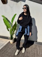 Rinnova il tuo guardaroba per il tempo libero con questa versatile tuta nera in morbido cotone felpato. Realizzata con un tessuto felpato interno caldo e avvolgente, ti garantisce la massima sensazione di morbidezza sulla pelle durante i giorni più freddi. Il set è composto da: Felpa con Cappuccio: Taglio moderno e confortevole, dotata di un ampio cappuccio e una vestibilità che si adatta ad ogni silhouette. Pantaloni Joggers: Caratterizzati da una fascia elastica in vita per il massimo comfort e da pratici polsini sul fondo che slanciano la caviglia e permettono di valorizzare al meglio le tue sneakers preferite. Indossali insieme per un totale look monocromatico ultra-chic, oppure spezza il completo abbinando la felpa ai tuoi jeans preferiti o i pantaloni a una t-shirt basic.