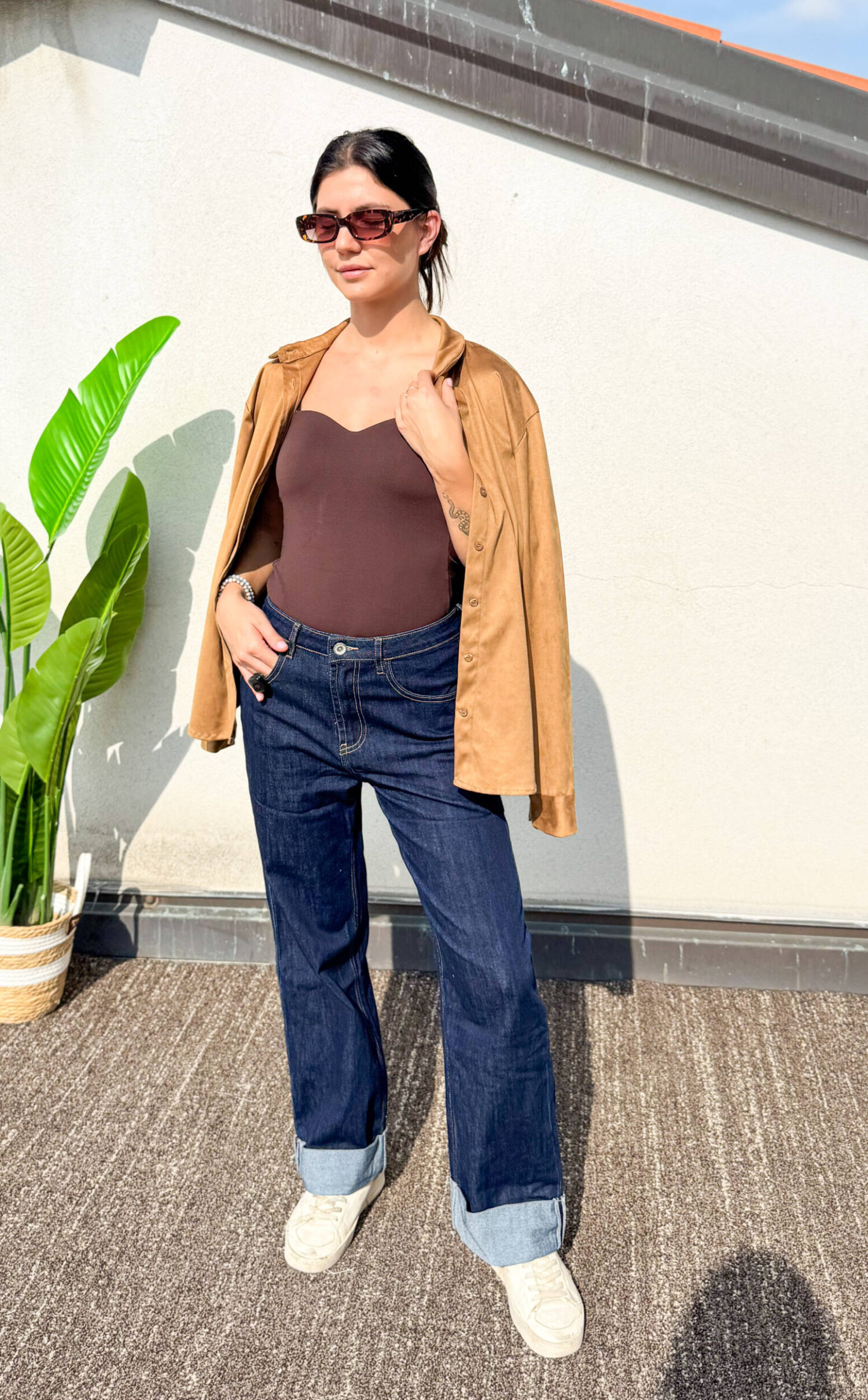 Questa camicia scamosciata color cammello con vestibilità oversize è il capo perfetto per un look contemporaneo e chic. Realizzata in tessuto morbido e avvolgente, la sua linea ampia ti permette di indossarla allacciata come classica camicia o aperta come giacca leggera. Consigli di abbinamento: Casual: Aperta su t-shirt bianca, jeans e sneakers. Chic: Sopra un dolcevita nero o panna con pantaloni sartoriali e stivaletti. Trendy: Chiusa dentro una gonna in denim con stivali alti.