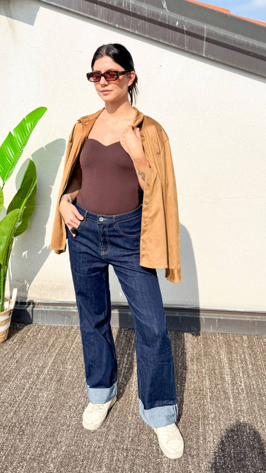 Questa camicia scamosciata color cammello con vestibilità oversize è il capo perfetto per un look contemporaneo e chic. Realizzata in tessuto morbido e avvolgente, la sua linea ampia ti permette di indossarla allacciata come classica camicia o aperta come giacca leggera. Consigli di abbinamento: Casual: Aperta su t-shirt bianca, jeans e sneakers. Chic: Sopra un dolcevita nero o panna con pantaloni sartoriali e stivaletti. Trendy: Chiusa dentro una gonna in denim con stivali alti.