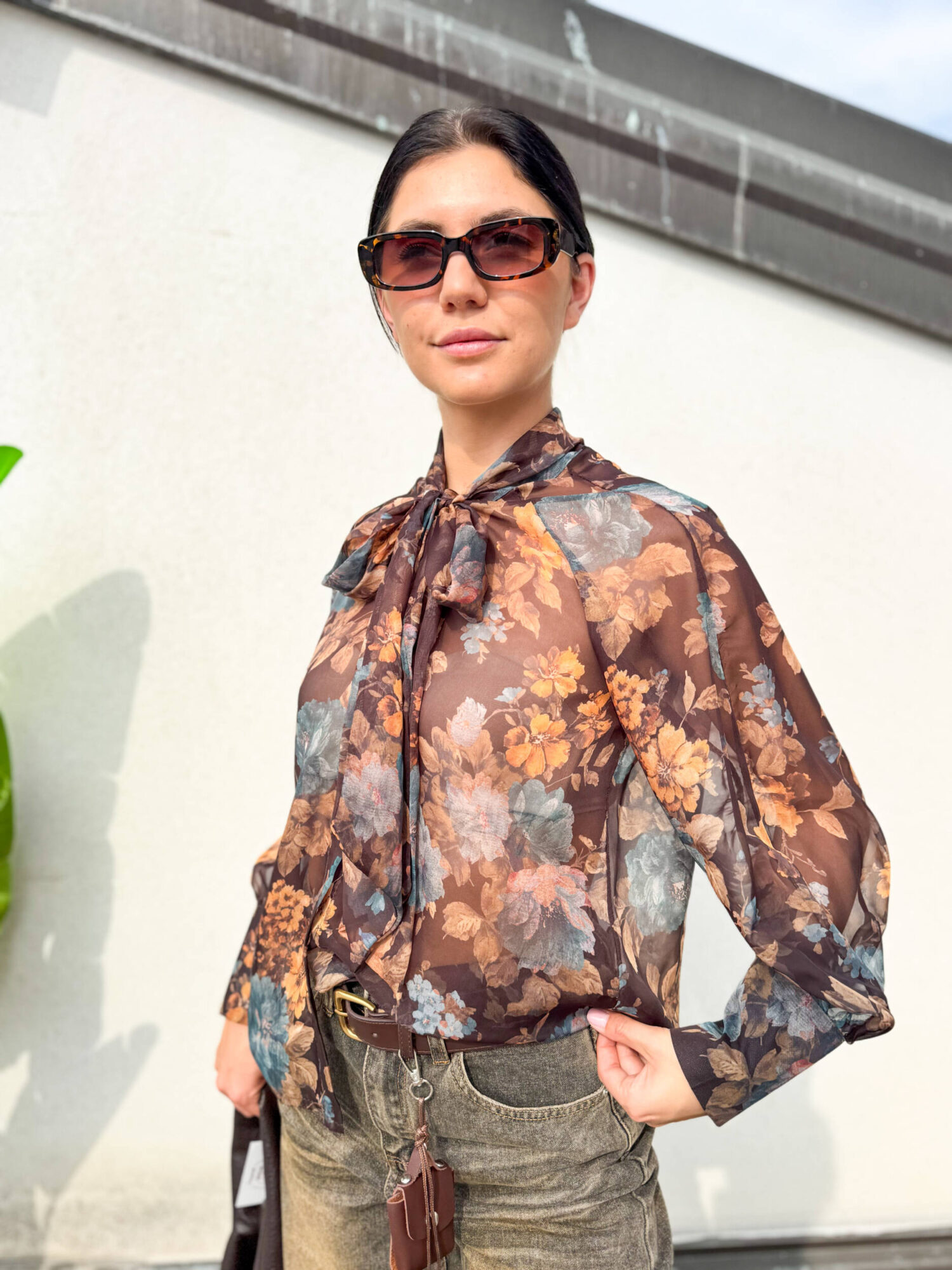 Camicia dalla linea morbida e comoda, caratterizzata da una vivace fantasia floreale nei toni del marrone, ruggine, blu e arancio. Il dettaglio protagonista è il fiocco sul collo, che dona un tocco femminile e originale al modello. La vestibilità fluida la rende facile da indossare e perfetta per creare look semplici ma con carattere. Da abbinare a jeans, pantaloni o gonne, è una camicia versatile ideale per dare un tocco di colore e personalità agli outfit di tutti i giorni.