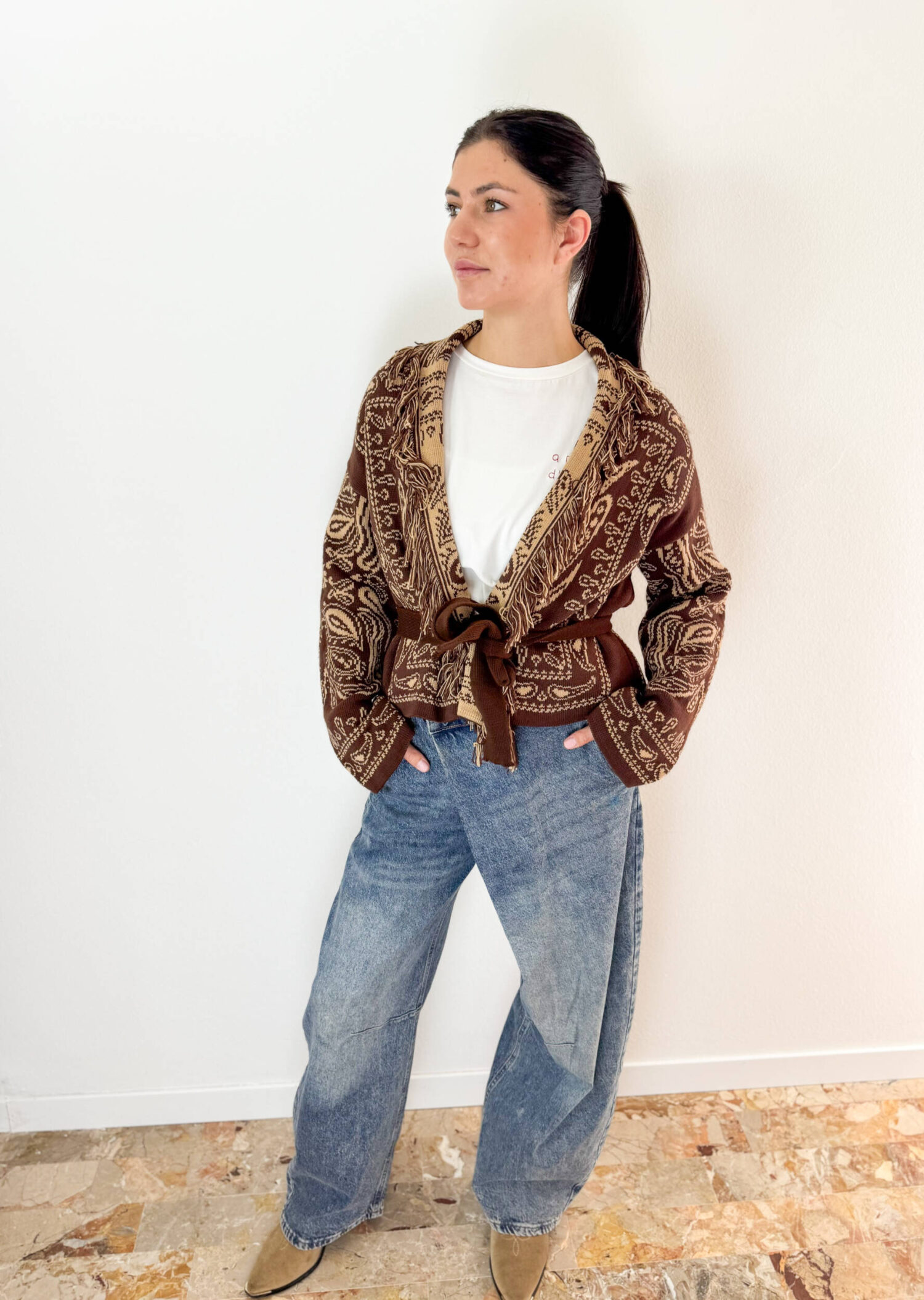 Rinnova il tuo stile denim con questi esclusivi jeans a gamba larga, caratterizzati da una tendenziosa chiusura frontale incrociata e asimmetrica. Il lavaggio blue denim dal leggero effetto sfumato regala un look contemporaneo e urbano, mentre la vestibilità comoda a gamba dritta/ampia assicura massimo comfort e movimento per tutto il giorno. Il dettaglio del bottone sfalsato in vita aggiunge un tocco di design unico, perfetto per valorizzare la silhouette sia abbinato a t-shirt infilate dentro sia a cardigan e maglia corta. Un capo indispensabile per creare outfit streetwear ed eleganti con un semplice cambio di accessori.