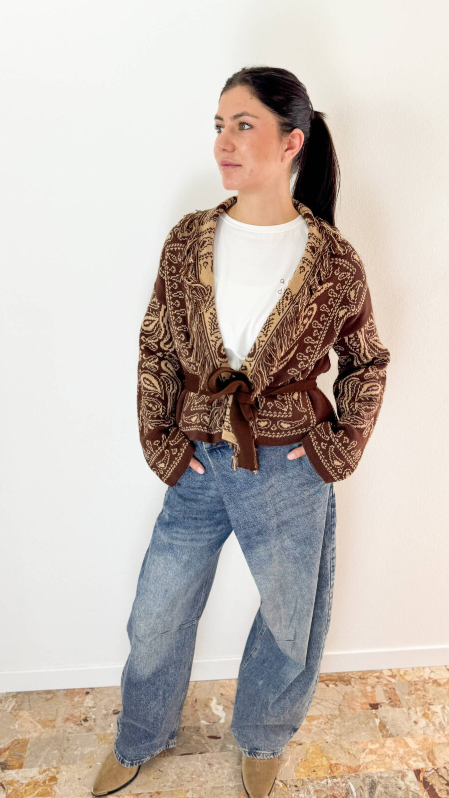 Rinnova il tuo stile denim con questi esclusivi jeans a gamba larga, caratterizzati da una tendenziosa chiusura frontale incrociata e asimmetrica. Il lavaggio blue denim dal leggero effetto sfumato regala un look contemporaneo e urbano, mentre la vestibilità comoda a gamba dritta/ampia assicura massimo comfort e movimento per tutto il giorno. Il dettaglio del bottone sfalsato in vita aggiunge un tocco di design unico, perfetto per valorizzare la silhouette sia abbinato a t-shirt infilate dentro sia a cardigan e maglia corta. Un capo indispensabile per creare outfit streetwear ed eleganti con un semplice cambio di accessori.