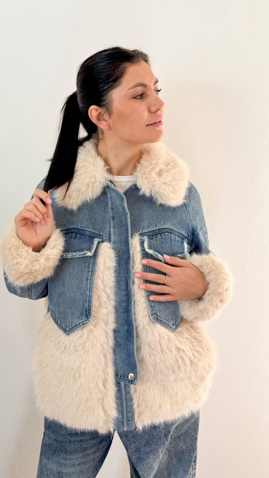 giacca jeans imbottita piumino donna giacca denim ecopelliccia piumino interno giacca jeans donna giacca invernale denim e pelliccia giubbotto jeans con pelliccia piumino denim donna capospalla ecopelliccia e jeans giacca streetwea