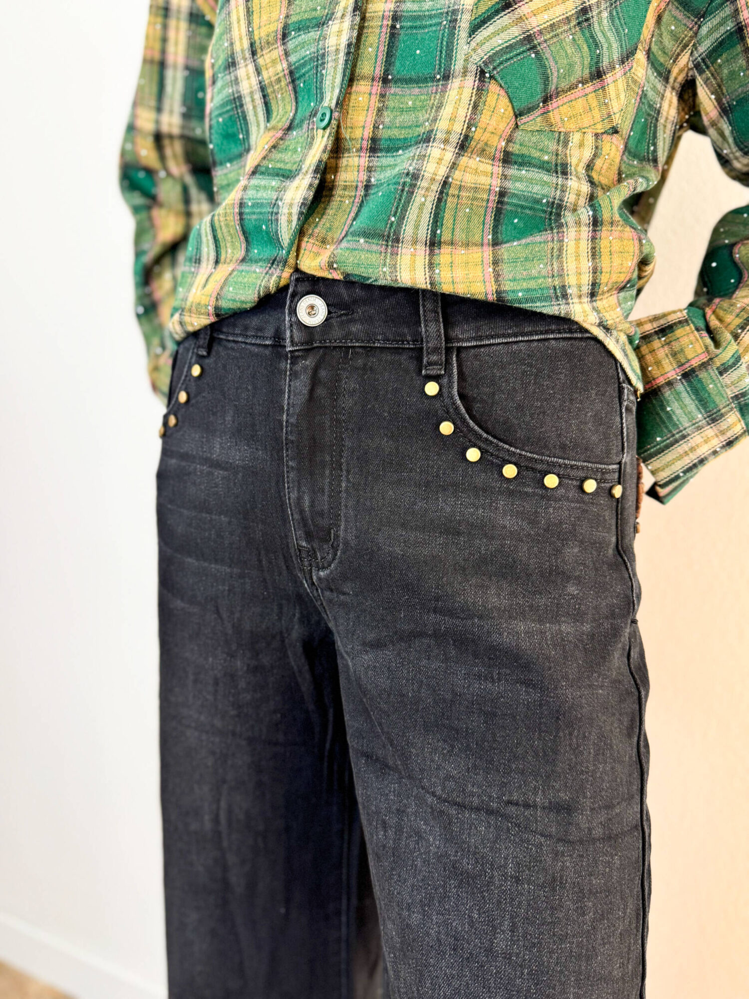Jeans Donna Denim Scuro Comodo con Borchie su Tasche Anteriori e Posteriori