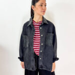 Descrizione Prodotto Eleva il tuo look street-style con questa versatile giacca camicia (overshirt) in denim nero dal lavaggio vintage. Caratterizzata da una vestibilità morbida ed oversize, è impreziosita da punti luce di strass che decorano le tasche e la trama del tessuto, regalandole un tocco glam ideale sia di giorno che di sera. Il taglio lungo stile camicia presenta il classico colletto, abbottonatura frontale con bottoni metallici e ampie tasche applicate sul petto. Perfetta da indossare sbottonata come capospalla leggero su t-shirt e top, oppure chiusa come statement piece sopra pantaloni a gamba larga o mini gonna. Dettagli Pr