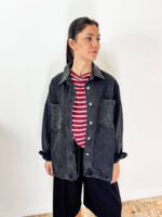 Descrizione Prodotto Eleva il tuo look street-style con questa versatile giacca camicia (overshirt) in denim nero dal lavaggio vintage. Caratterizzata da una vestibilità morbida ed oversize, è impreziosita da punti luce di strass che decorano le tasche e la trama del tessuto, regalandole un tocco glam ideale sia di giorno che di sera. Il taglio lungo stile camicia presenta il classico colletto, abbottonatura frontale con bottoni metallici e ampie tasche applicate sul petto. Perfetta da indossare sbottonata come capospalla leggero su t-shirt e top, oppure chiusa come statement piece sopra pantaloni a gamba larga o mini gonna. Dettagli Pr